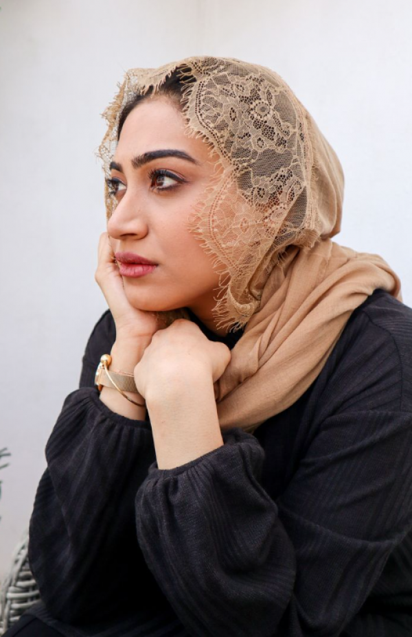 Hijab dengan detail renda